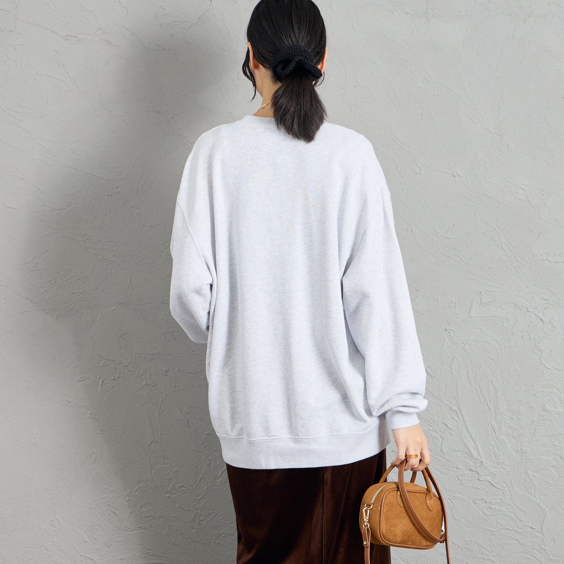 REGENCY WORKS [リージェンシーワークス] 別注 スーベニアプリント クルーネックスウェット [504401L-4-JF] ASH &&モデル身長：162cm 着用サイズ：XL&&