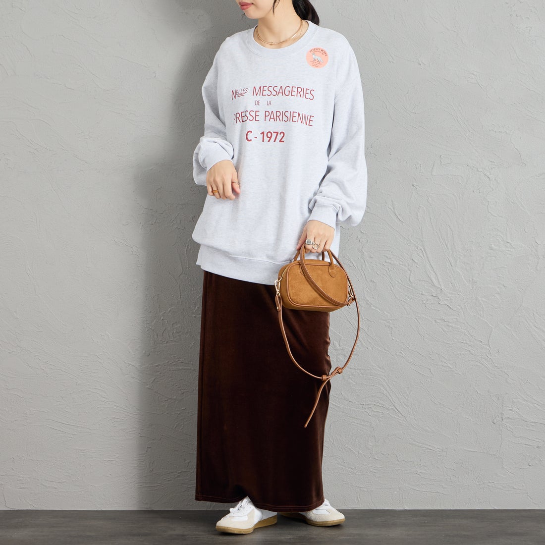 REGENCY WORKS [リージェンシーワークス] 別注 スーベニアプリント クルーネックスウェット [504401L-4-JF] ASH &&モデル身長：162cm 着用サイズ：XL&&