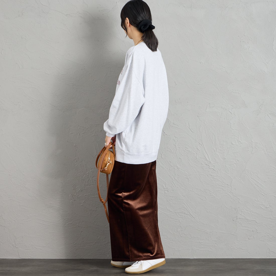 REGENCY WORKS [リージェンシーワークス] 別注 スーベニアプリント クルーネックスウェット [504401L-4-JF] ASH &&モデル身長：162cm 着用サイズ：XL&&