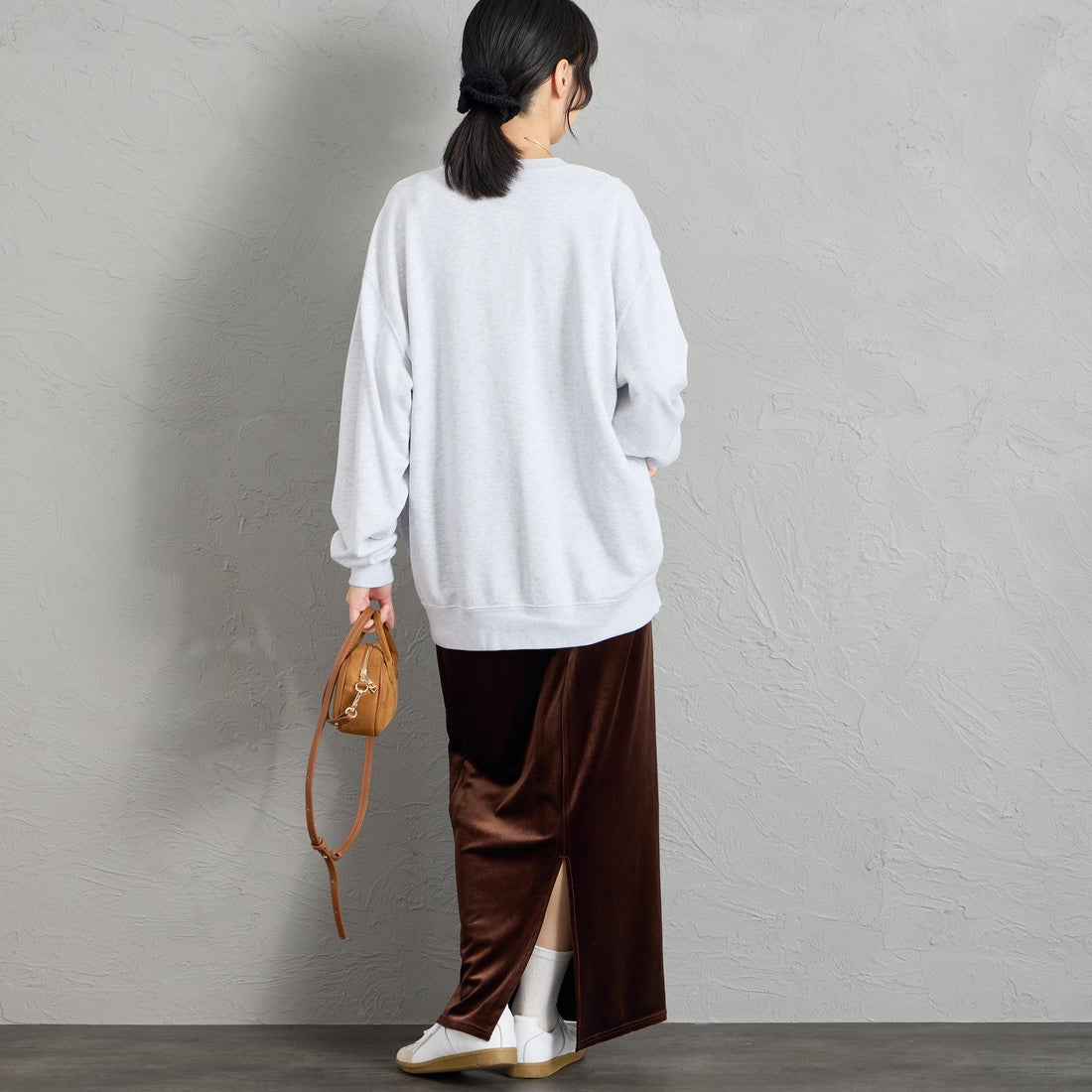 REGENCY WORKS [リージェンシーワークス] 別注 スーベニアプリント クルーネックスウェット [504401L-4-JF] ASH &&モデル身長：162cm 着用サイズ：XL&&