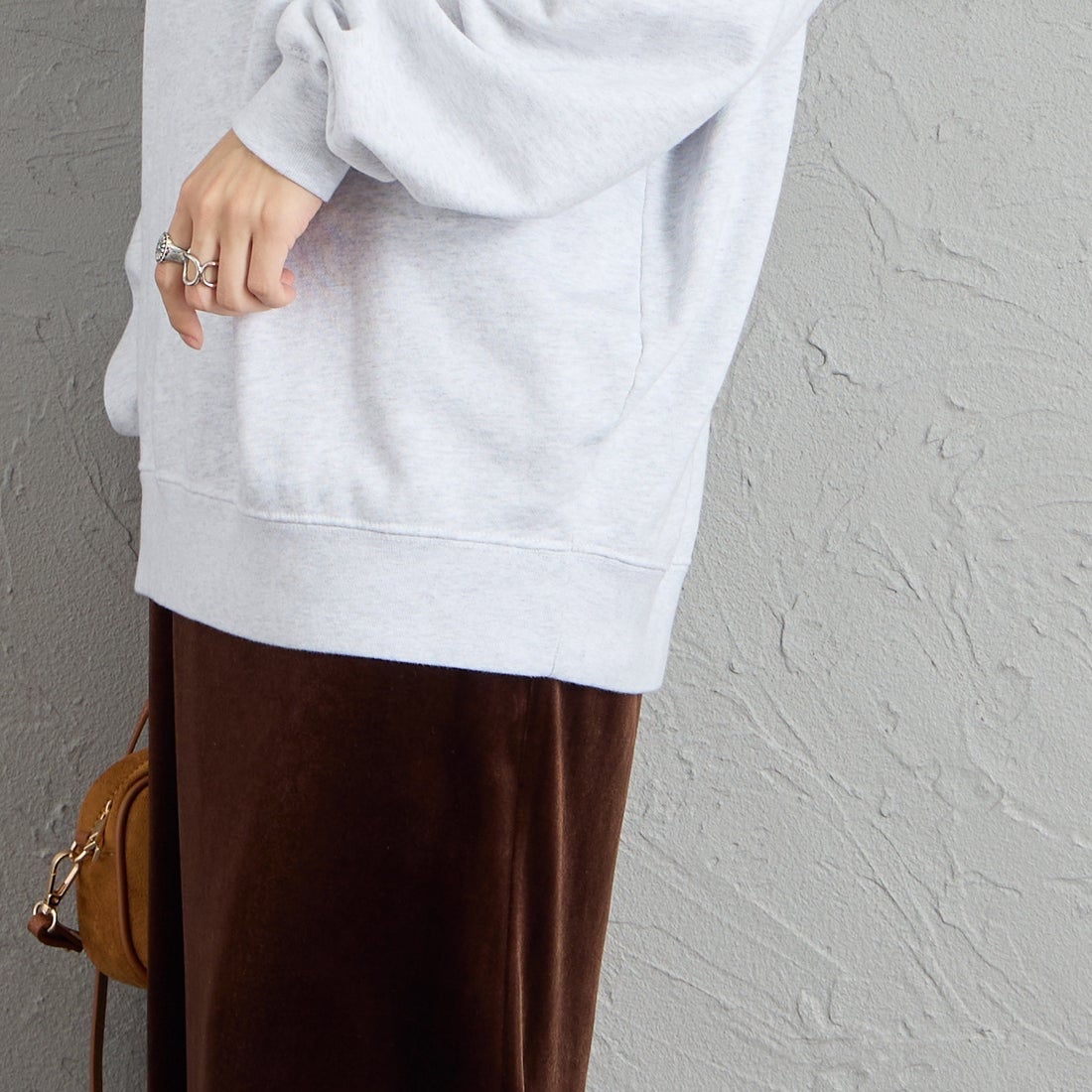 REGENCY WORKS [リージェンシーワークス] 別注 スーベニアプリント クルーネックスウェット [504401L-4-JF] ASH &&モデル身長：162cm 着用サイズ：XL&&