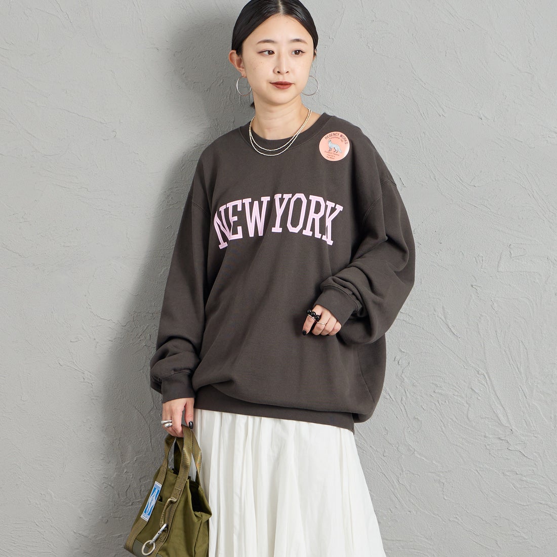 REGENCY WORKS [リージェンシーワークス] 別注 スーベニアプリント クルーネックスウェット [504401C-10-JF] SUMIKURO &&モデル身長：150cm 着用サイズ：XL&&
