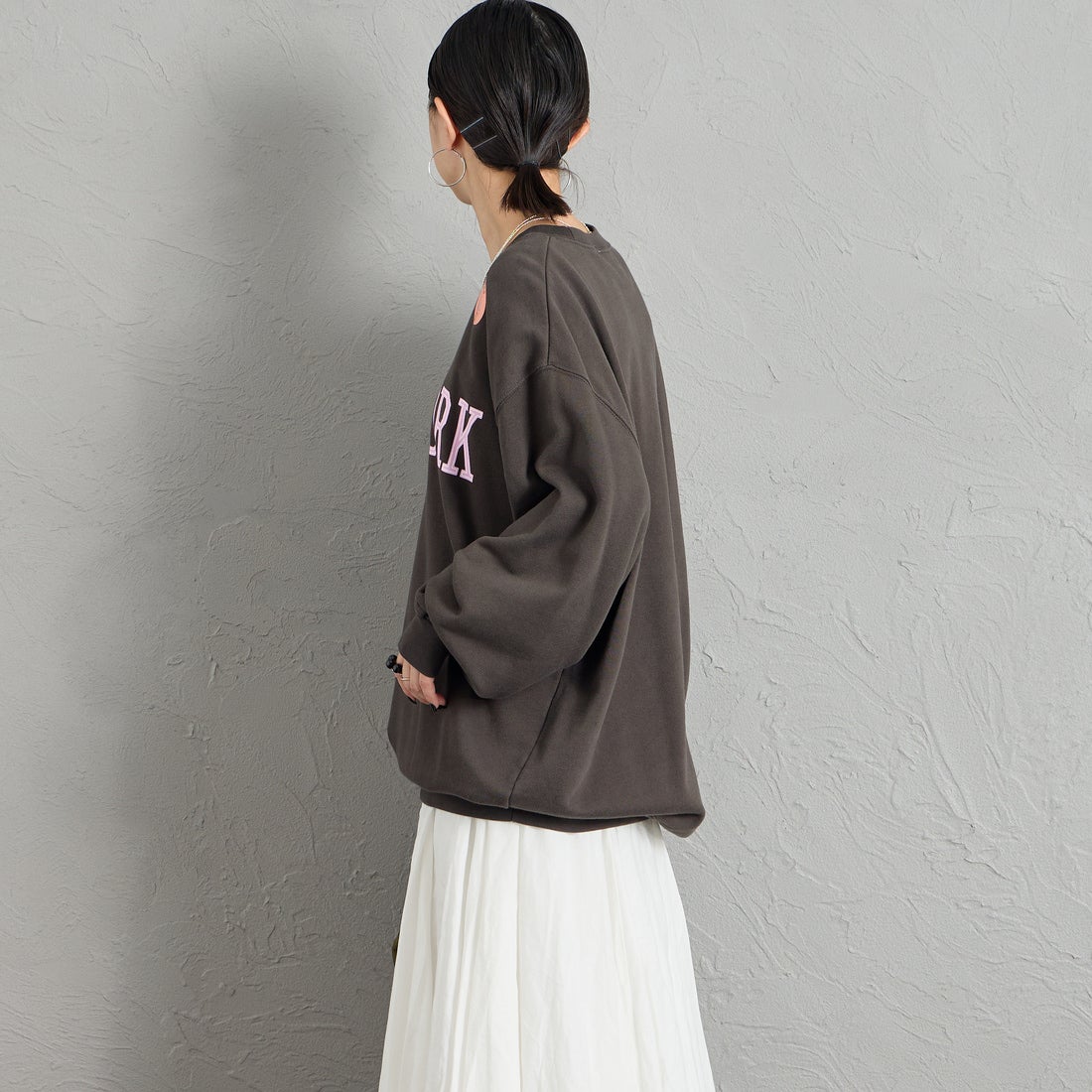 REGENCY WORKS [リージェンシーワークス] 別注 スーベニアプリント クルーネックスウェット [504401C-10-JF] SUMIKURO &&モデル身長：150cm 着用サイズ：XL&&