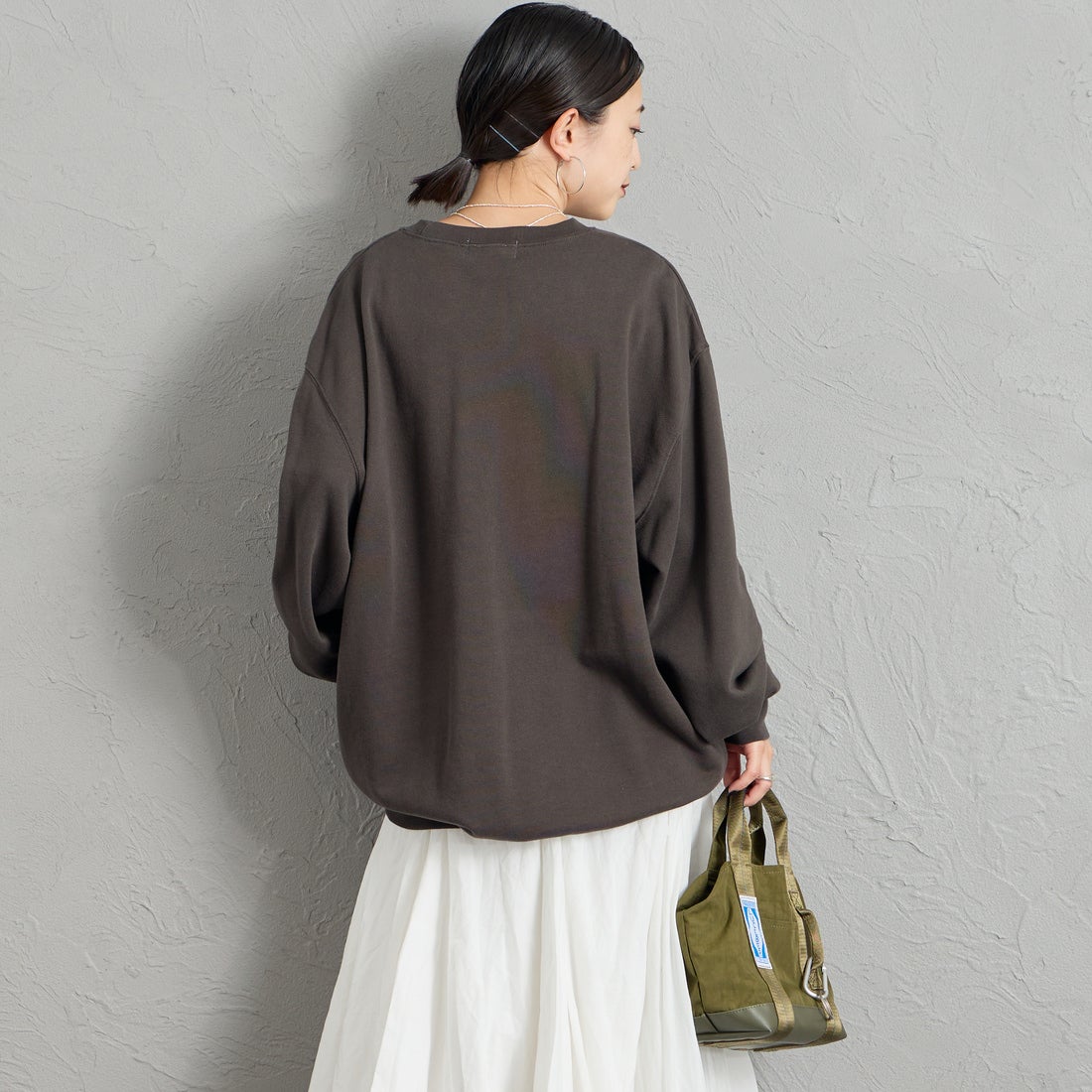 REGENCY WORKS [リージェンシーワークス] 別注 スーベニアプリント クルーネックスウェット [504401C-10-JF] SUMIKURO &&モデル身長：150cm 着用サイズ：XL&&