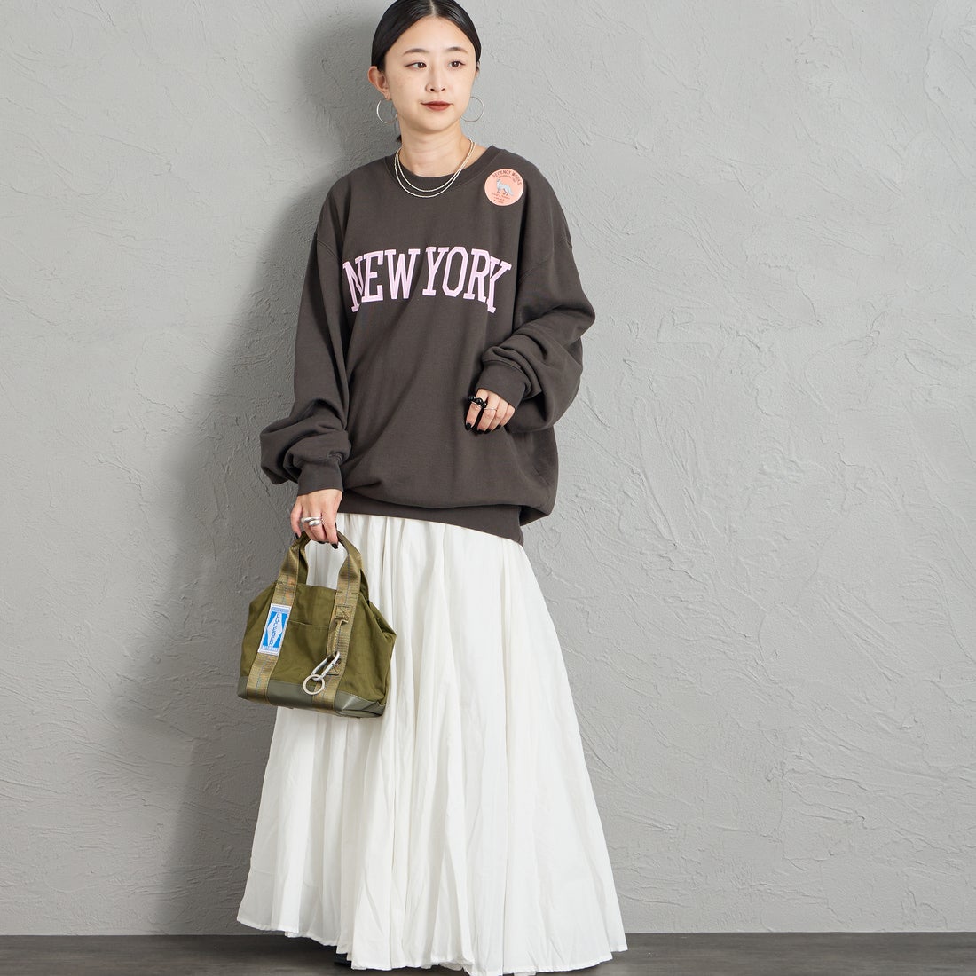 REGENCY WORKS [リージェンシーワークス] 別注 スーベニアプリント クルーネックスウェット [504401C-10-JF] SUMIKURO &&モデル身長：150cm 着用サイズ：XL&&