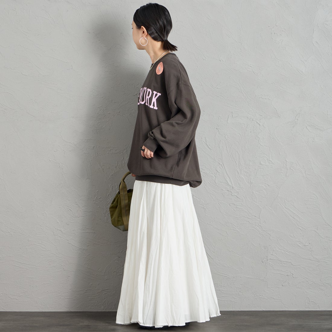 REGENCY WORKS [リージェンシーワークス] 別注 スーベニアプリント クルーネックスウェット [504401C-10-JF] SUMIKURO &&モデル身長：150cm 着用サイズ：XL&&
