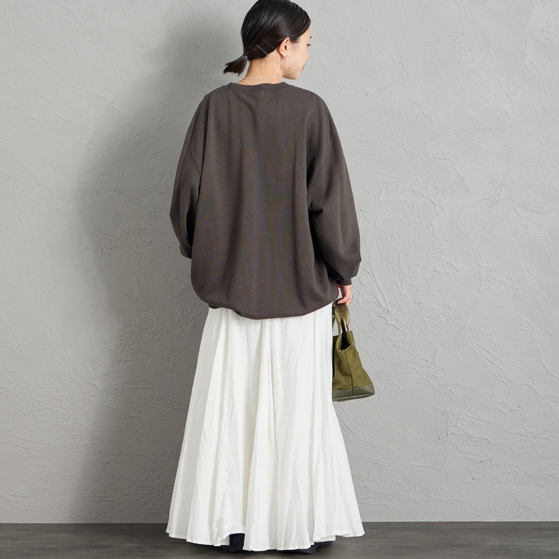 REGENCY WORKS [リージェンシーワークス] 別注 スーベニアプリント クルーネックスウェット [504401C-10-JF] SUMIKURO &&モデル身長：150cm 着用サイズ：XL&&
