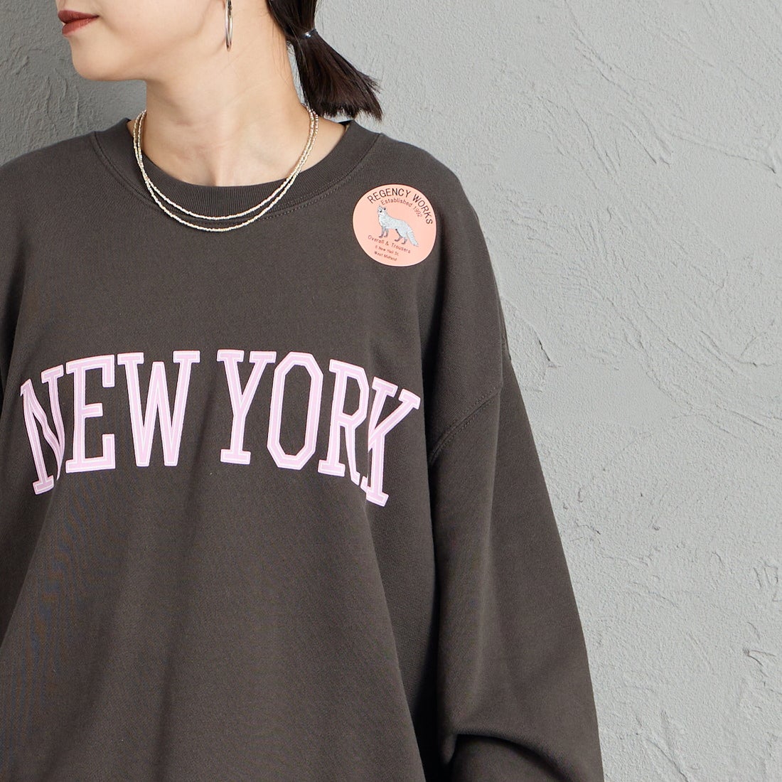 REGENCY WORKS [リージェンシーワークス] 別注 スーベニアプリント クルーネックスウェット [504401C-10-JF] SUMIKURO &&モデル身長：150cm 着用サイズ：XL&&