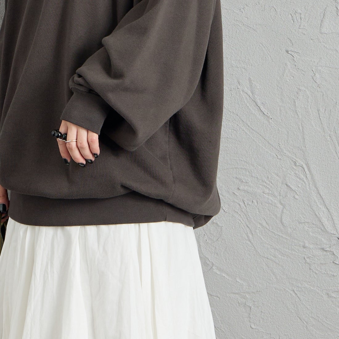 REGENCY WORKS [リージェンシーワークス] 別注 スーベニアプリント クルーネックスウェット [504401C-10-JF] SUMIKURO &&モデル身長：150cm 着用サイズ：XL&&