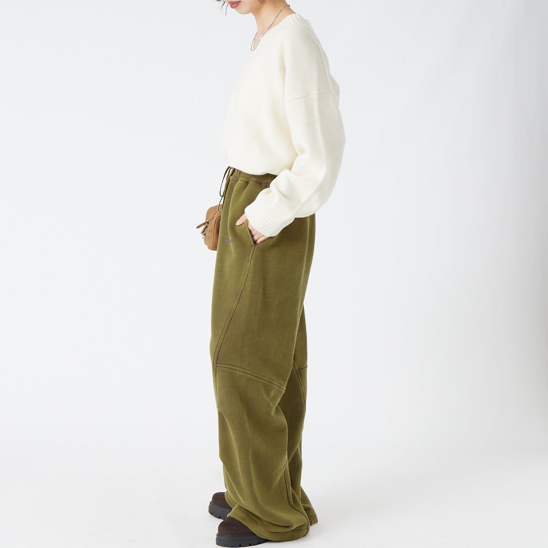 ROTA CANAL [ロタ カナル] パウダードスウェットパンツ [3305-262011] KHAKI &&モデル身長：162cm 着用サイズ：M&&