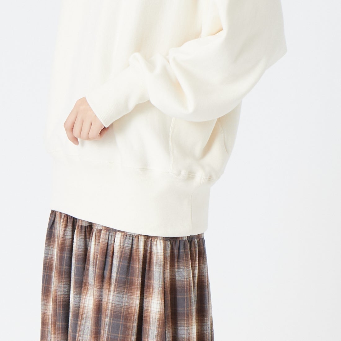 Health knit [ヘルスニット] TONDABAYASHI RAN コラボクルーネックスウェット [HR26F-M351] 61 IVORY &&モデル身長：162cm 着用サイズ：S&&