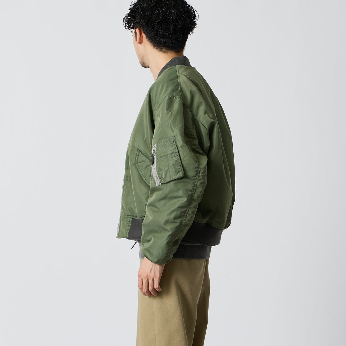 AVIREX [アヴィレックス] 別注 L2-B ミリタリージャケット [783-6252044-JF] SAGE &&モデル身長：168cm 着用サイズ：M&&