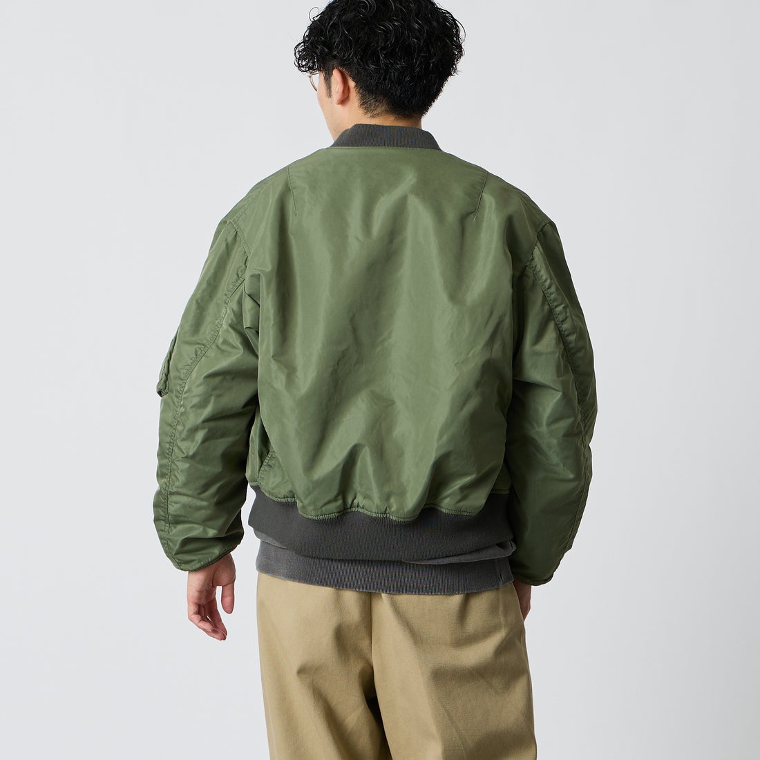 AVIREX [アヴィレックス] 別注 L2-B ミリタリージャケット [783-6252044-JF] SAGE &&モデル身長：168cm 着用サイズ：M&&