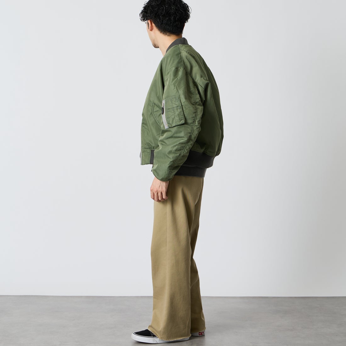 AVIREX [アヴィレックス] 別注 L2-B ミリタリージャケット [783-6252044-JF] SAGE &&モデル身長：168cm 着用サイズ：M&&