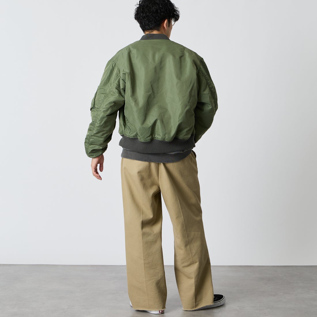 AVIREX [アヴィレックス] 別注 L2-B ミリタリージャケット [783-6252044-JF] SAGE &&モデル身長：168cm 着用サイズ：M&&