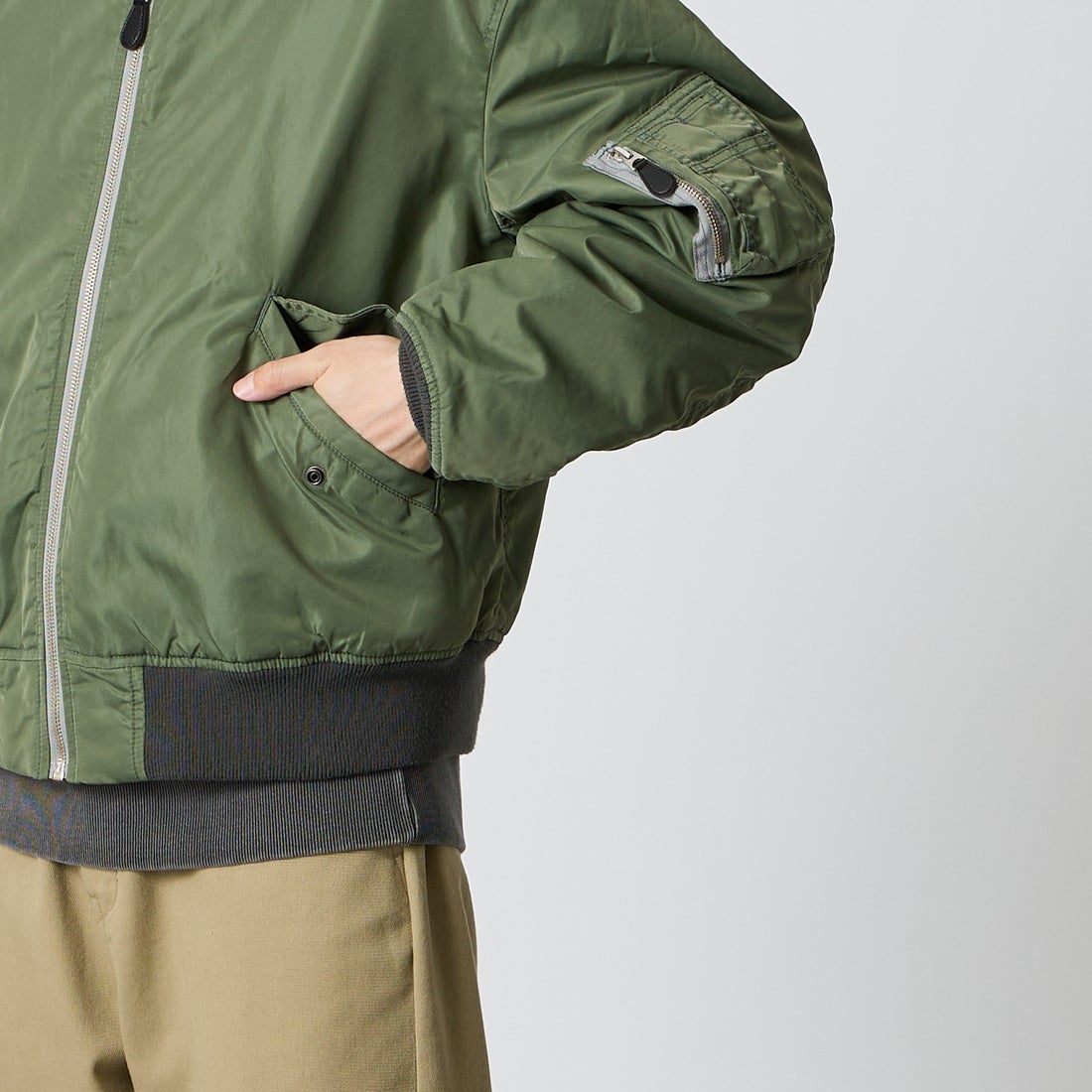 AVIREX [アヴィレックス] 別注 L2-B ミリタリージャケット [783-6252044-JF] SAGE &&モデル身長：168cm 着用サイズ：M&&