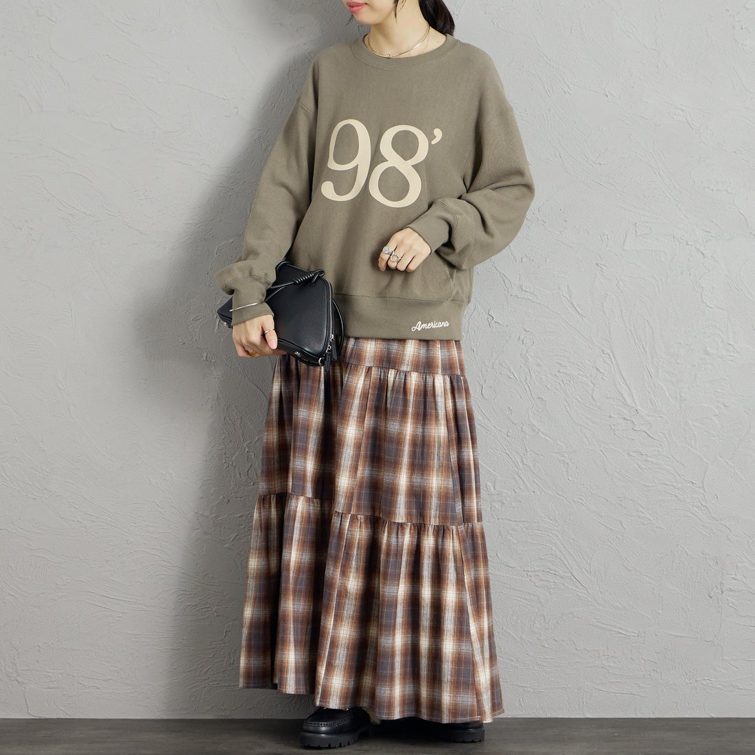 Americana [アメリカーナ] ナンバーロゴ クルーネックスウェット [BRF-845A-1] ｸﾞﾚｰﾌﾞﾗｳﾝ &&モデル身長：162cm 着用サイズ：ONE SIZE&&