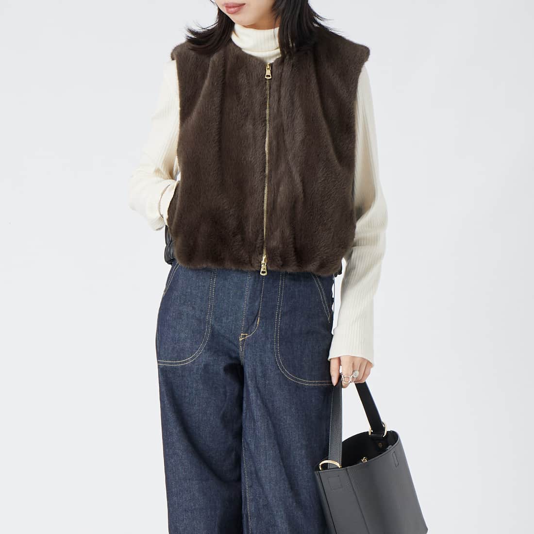 CHIGNON [シニヨン] フェイクファードッキングベスト [4964-008MK] BROWN &&モデル身長：162cm 着用サイズ：F&&