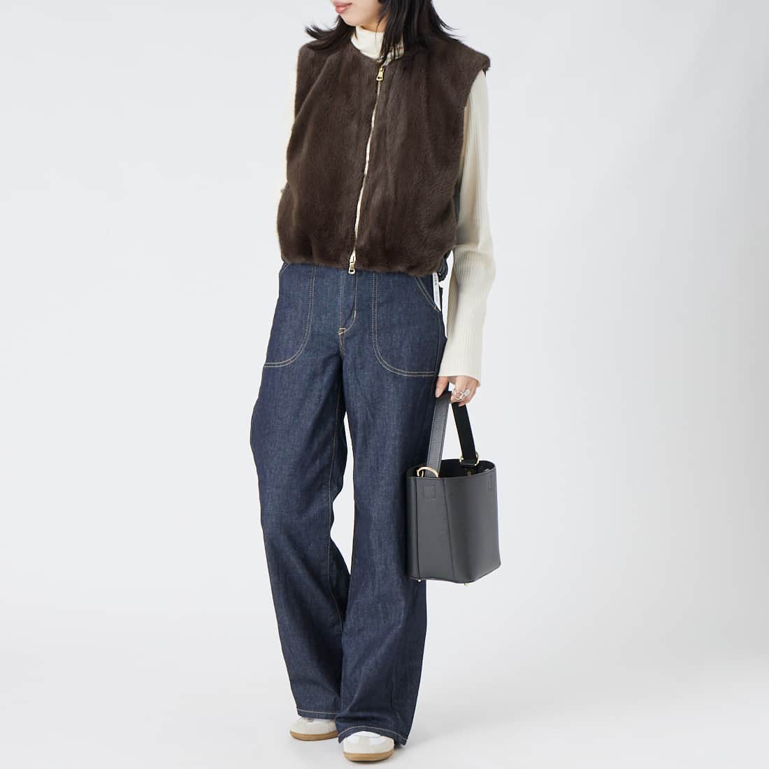 CHIGNON [シニヨン] フェイクファードッキングベスト [4964-008MK] BROWN &&モデル身長：162cm 着用サイズ：F&&