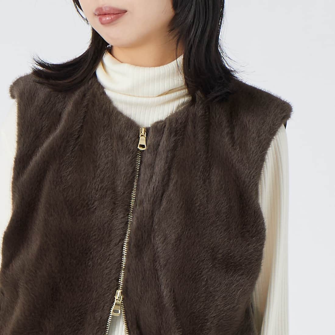 CHIGNON [シニヨン] フェイクファードッキングベスト [4964-008MK] BROWN &&モデル身長：162cm 着用サイズ：F&&