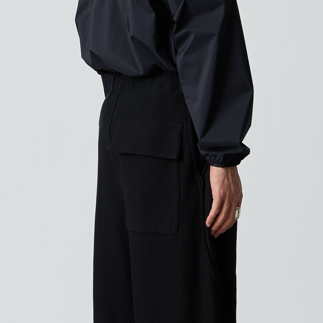 PERS PROJECTS [パースプロジェクト] 別注 アキームツイストトラウザーズ [26FW-23094-JF]BLACK &&モデル身長：177cm 着用サイズ：1&&