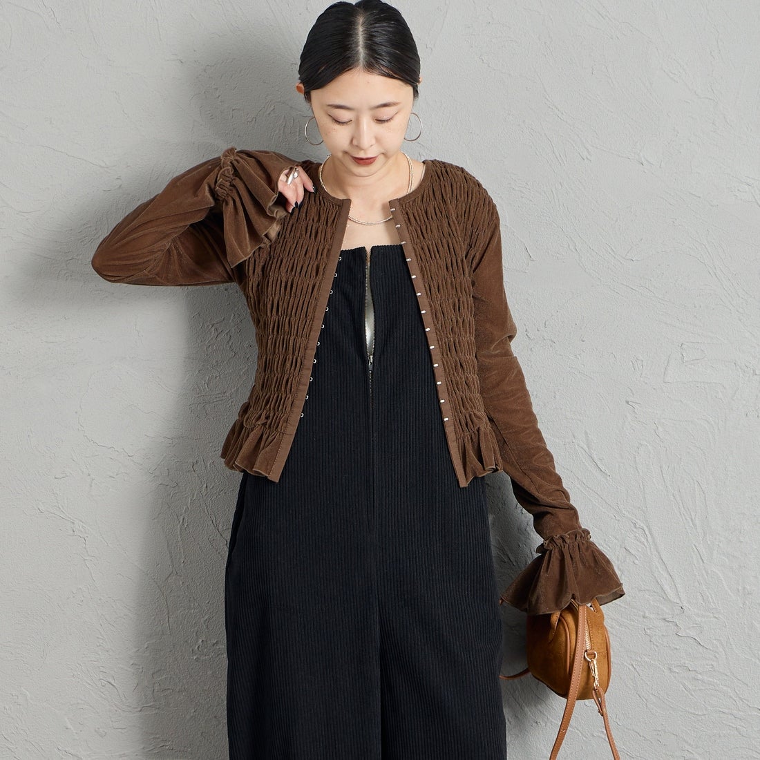 nenom [ネノム] マルチWAY シャーリングベロアカーディガン [NE26332014] 28 BROWN &&モデル身長：150cm 着用サイズ：F&&