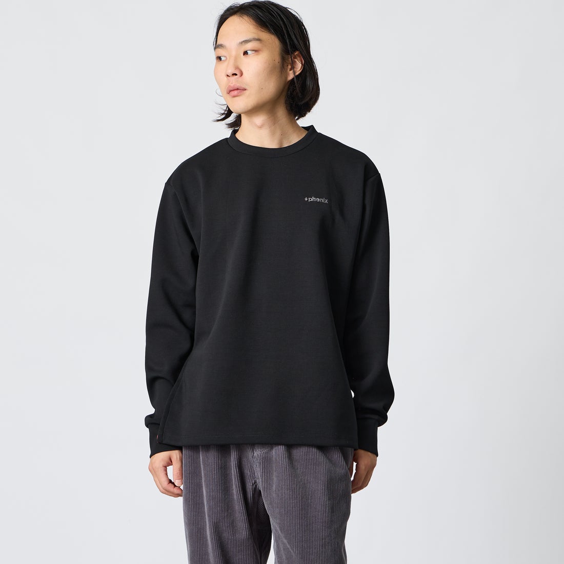 +phenix [プラスフェニックス] 別注 ダンボールニット サイドジップクルーネックスウェット [POO-25082IN-JF] BLACK &&モデル身長：175cm 着用サイズ：M&&