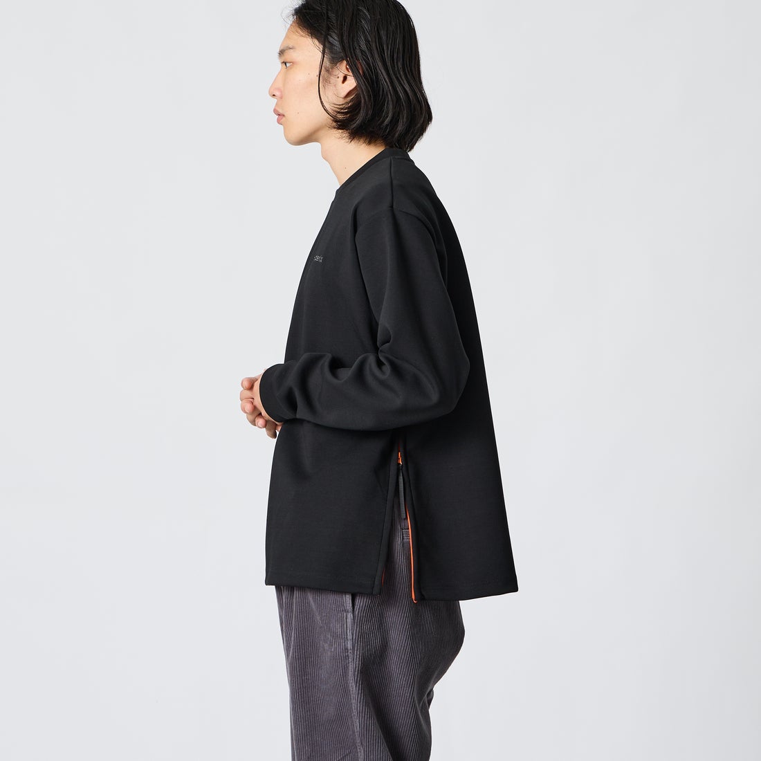 +phenix [プラスフェニックス] 別注 ダンボールニット サイドジップクルーネックスウェット [POO-25082IN-JF] BLACK &&モデル身長：175cm 着用サイズ：M&&