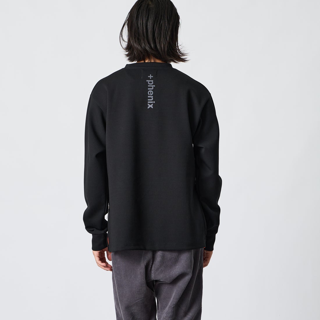 +phenix [プラスフェニックス] 別注 ダンボールニット サイドジップクルーネックスウェット [POO-25082IN-JF] BLACK &&モデル身長：175cm 着用サイズ：M&&