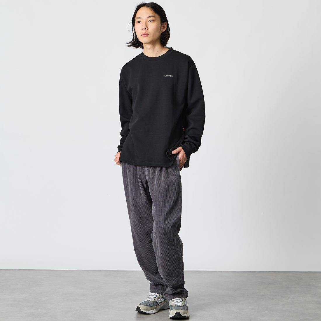 +phenix [プラスフェニックス] 別注 ダンボールニット サイドジップクルーネックスウェット [POO-25082IN-JF] BLACK &&モデル身長：175cm 着用サイズ：M&&