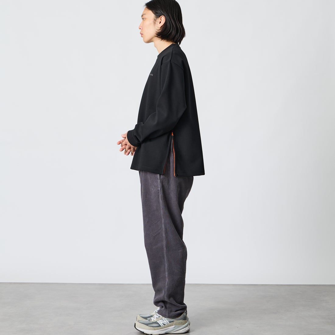 +phenix [プラスフェニックス] 別注 ダンボールニット サイドジップクルーネックスウェット [POO-25082IN-JF] BLACK &&モデル身長：175cm 着用サイズ：M&&