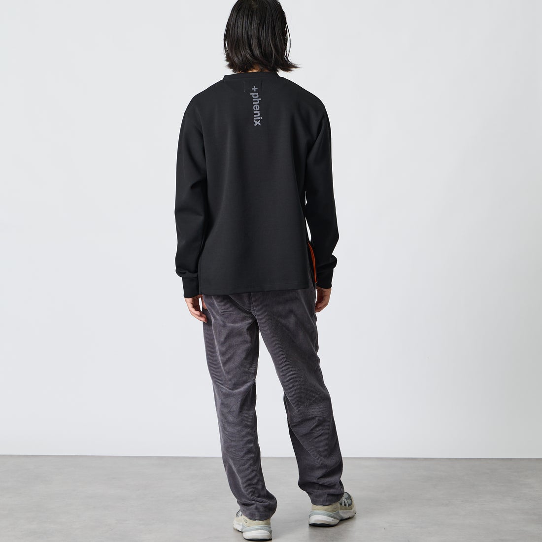 +phenix [プラスフェニックス] 別注 ダンボールニット サイドジップクルーネックスウェット [POO-25082IN-JF] BLACK &&モデル身長：175cm 着用サイズ：M&&