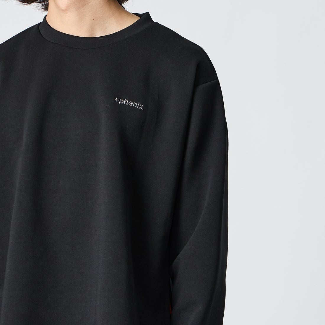 +phenix [プラスフェニックス] 別注 ダンボールニット サイドジップクルーネックスウェット [POO-25082IN-JF] BLACK &&モデル身長：175cm 着用サイズ：M&&