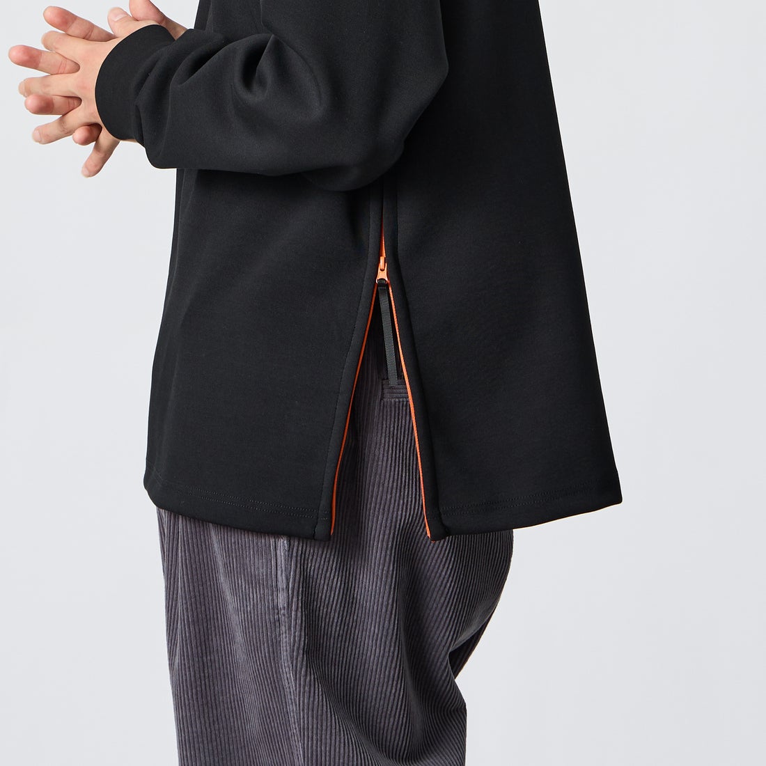 +phenix [プラスフェニックス] 別注 ダンボールニット サイドジップクルーネックスウェット [POO-25082IN-JF] BLACK &&モデル身長：175cm 着用サイズ：M&&