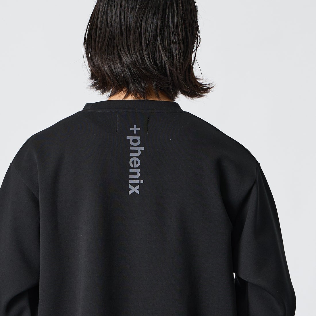 +phenix [プラスフェニックス] 別注 ダンボールニット サイドジップクルーネックスウェット [POO-25082IN-JF] BLACK &&モデル身長：175cm 着用サイズ：M&&