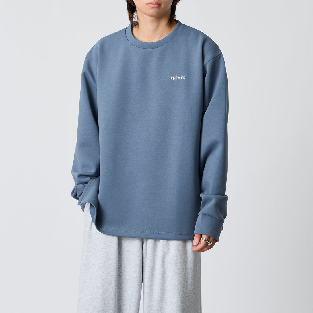 +phenix [プラスフェニックス] 別注 ダンボールニット サイドジップクルーネックスウェット [POO-25082IN-JF] BLUE &&モデル身長：177cm 着用サイズ：XL&&
