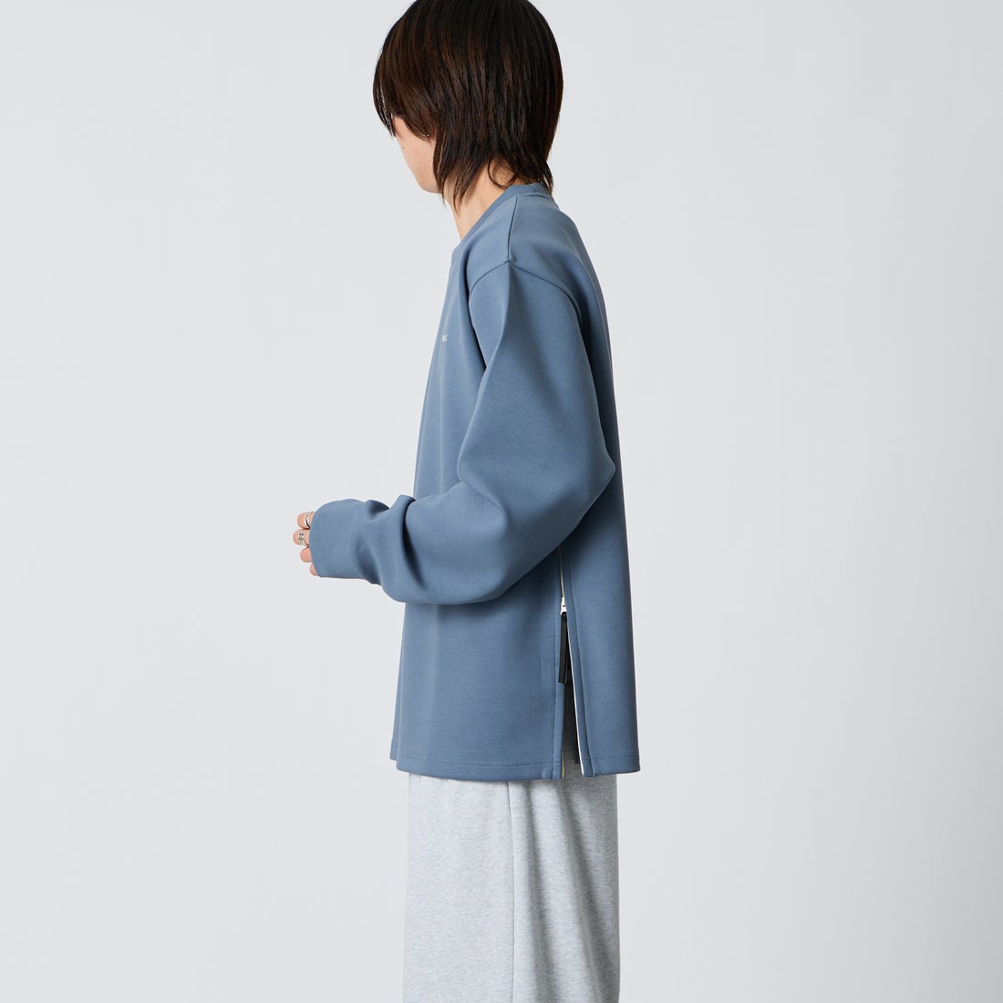 +phenix [プラスフェニックス] 別注 ダンボールニット サイドジップクルーネックスウェット [POO-25082IN-JF] BLUE &&モデル身長：177cm 着用サイズ：XL&&