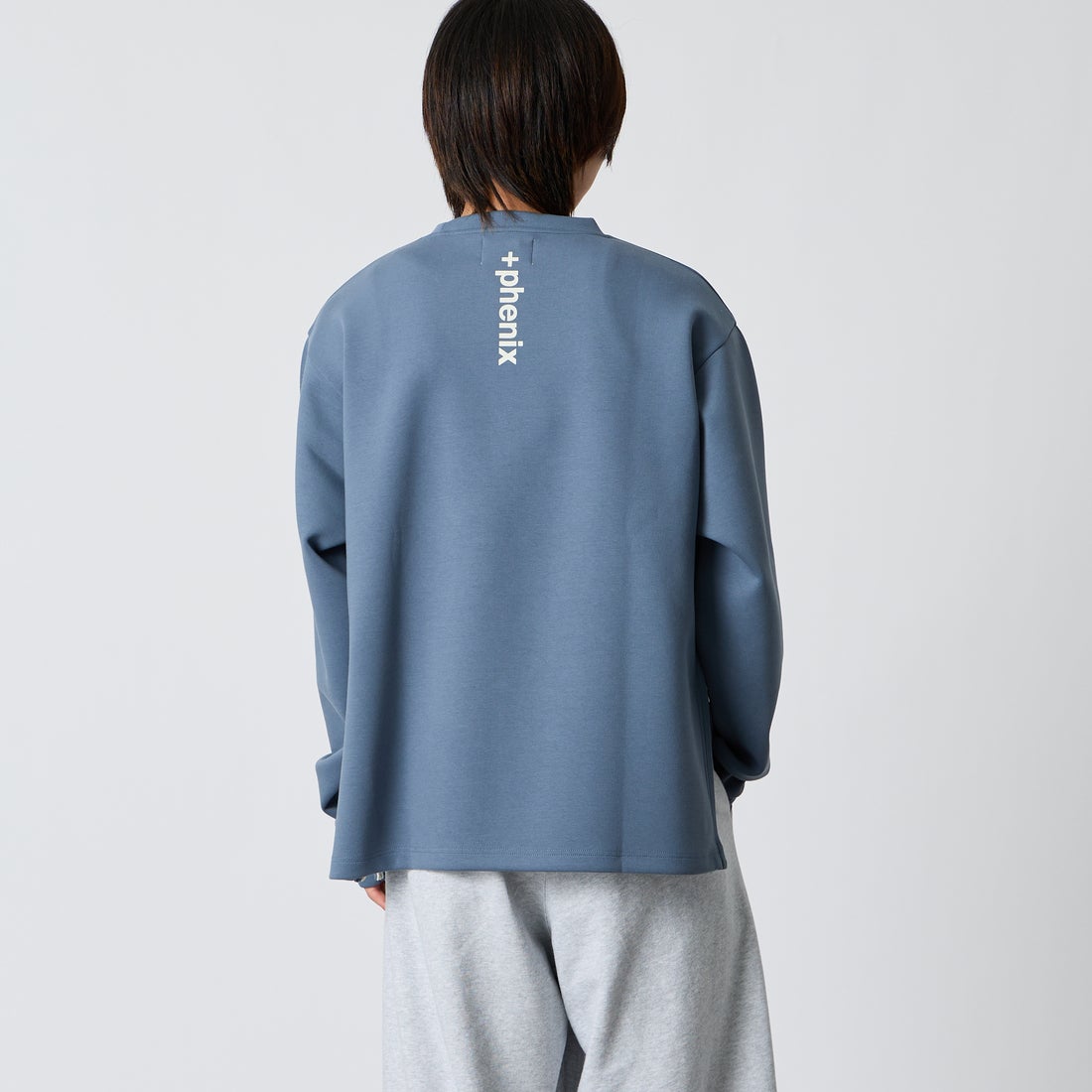 +phenix [プラスフェニックス] 別注 ダンボールニット サイドジップクルーネックスウェット [POO-25082IN-JF] BLUE &&モデル身長：177cm 着用サイズ：XL&&