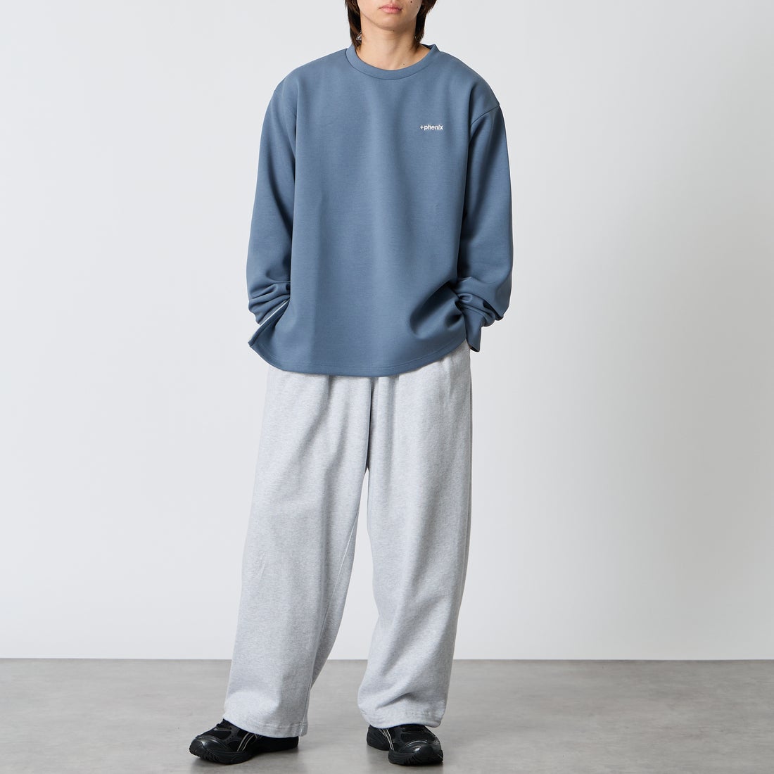 +phenix [プラスフェニックス] 別注 ダンボールニット サイドジップクルーネックスウェット [POO-25082IN-JF] BLUE &&モデル身長：177cm 着用サイズ：XL&&