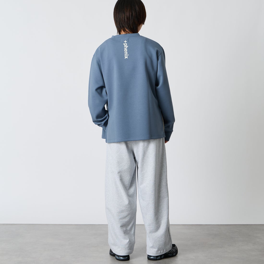 +phenix [プラスフェニックス] 別注 ダンボールニット サイドジップクルーネックスウェット [POO-25082IN-JF] BLUE &&モデル身長：177cm 着用サイズ：XL&&