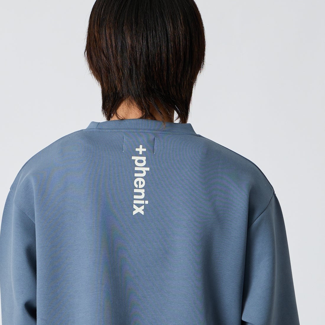 +phenix [プラスフェニックス] 別注 ダンボールニット サイドジップクルーネックスウェット [POO-25082IN-JF] BLUE &&モデル身長：177cm 着用サイズ：XL&&