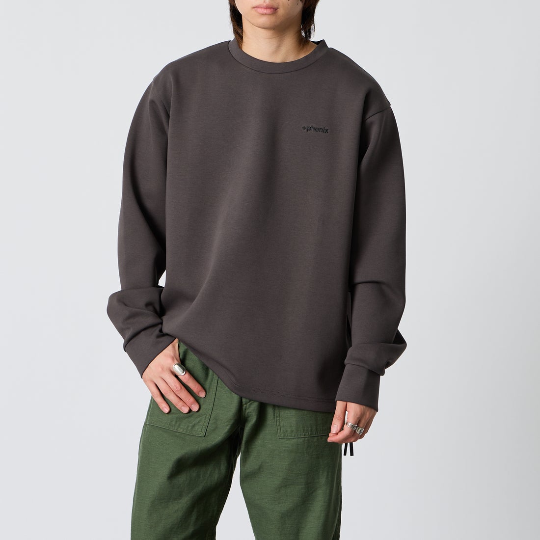 +phenix [プラスフェニックス] 別注 ダンボールニット サイドジップクルーネックスウェット [POO-25082IN-JF] CHARCOAL &&モデル身長：177cm 着用サイズ：L&&