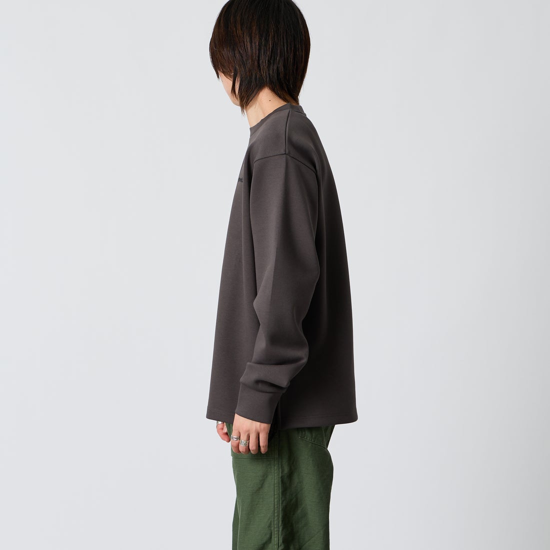 +phenix [プラスフェニックス] 別注 ダンボールニット サイドジップクルーネックスウェット [POO-25082IN-JF] CHARCOAL &&モデル身長：177cm 着用サイズ：L&&