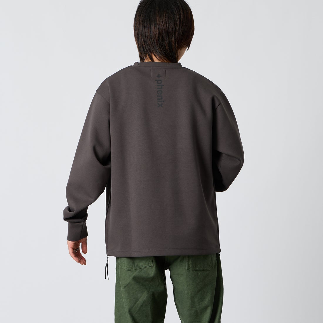 +phenix [プラスフェニックス] 別注 ダンボールニット サイドジップクルーネックスウェット [POO-25082IN-JF] CHARCOAL &&モデル身長：177cm 着用サイズ：L&&