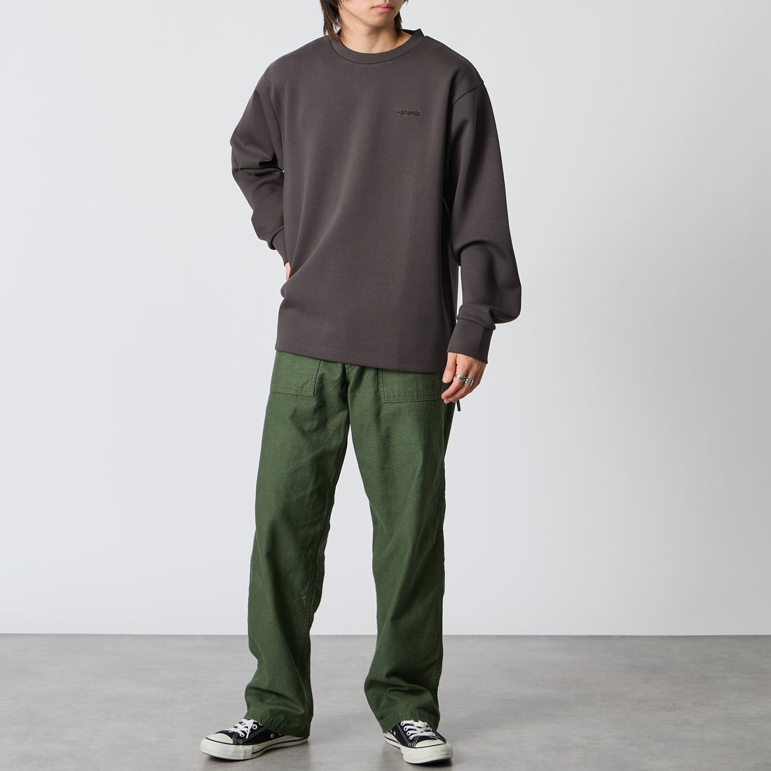 +phenix [プラスフェニックス] 別注 ダンボールニット サイドジップクルーネックスウェット [POO-25082IN-JF] CHARCOAL &&モデル身長：177cm 着用サイズ：L&&