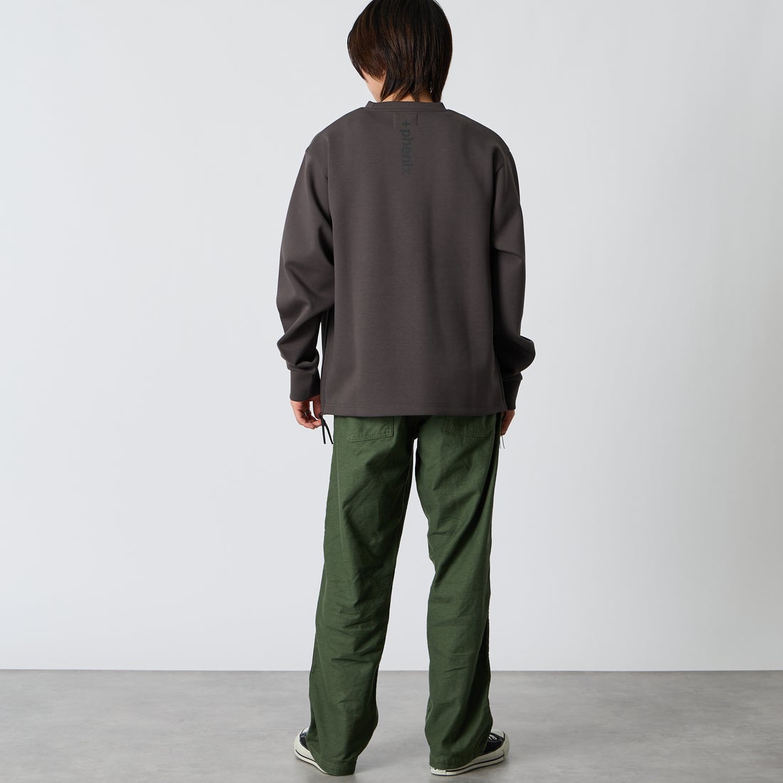 +phenix [プラスフェニックス] 別注 ダンボールニット サイドジップクルーネックスウェット [POO-25082IN-JF] CHARCOAL &&モデル身長：177cm 着用サイズ：L&&