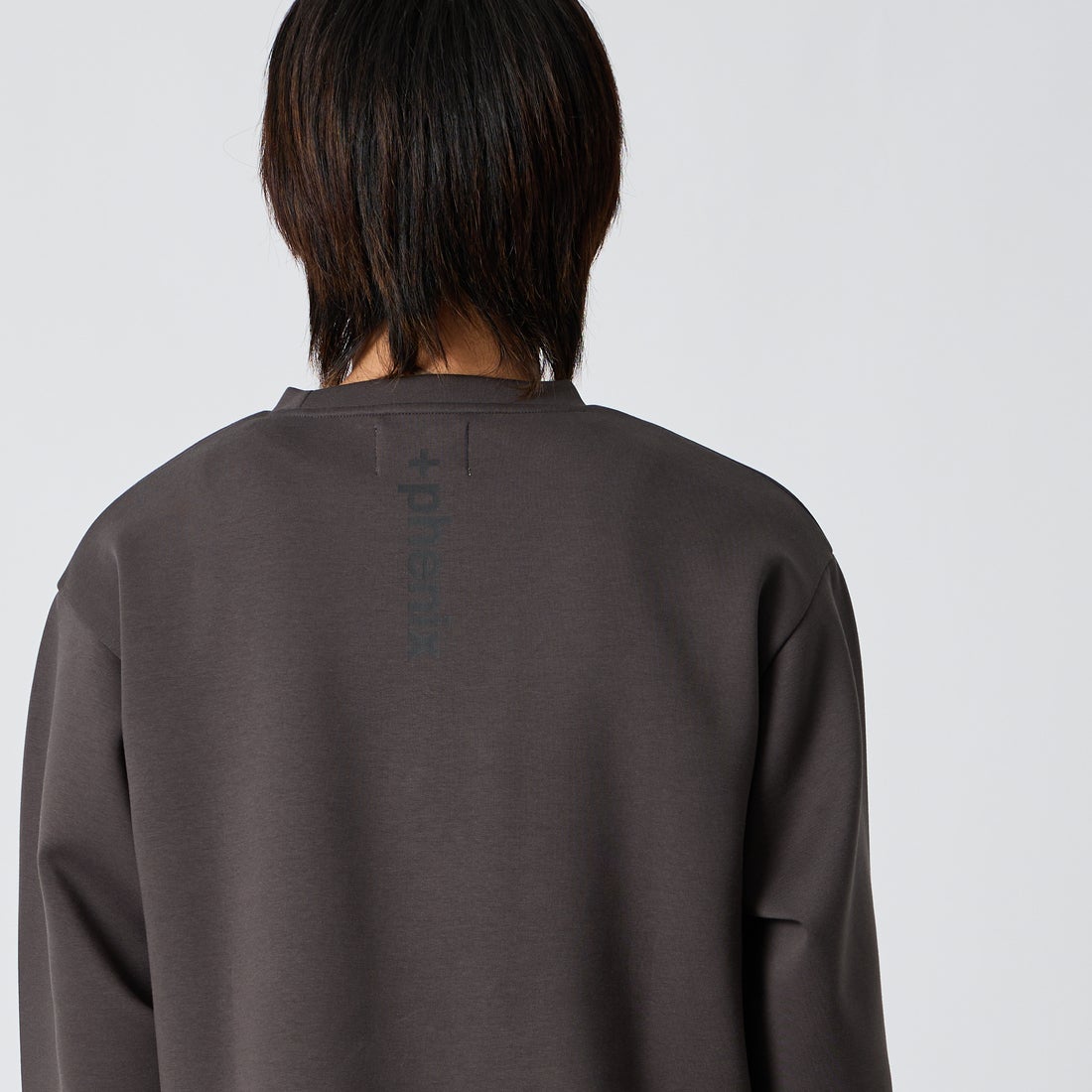 +phenix [プラスフェニックス] 別注 ダンボールニット サイドジップクルーネックスウェット [POO-25082IN-JF] CHARCOAL &&モデル身長：177cm 着用サイズ：L&&