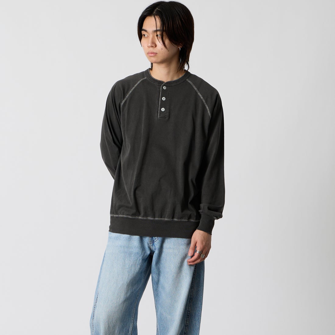 Health knit [ヘルスニット] ピグメント染め ヘンリーネックラグランTシャツ [HR26F-M353] 06 CHARCOA &&モデル身長：177cm 着用サイズ：M&&