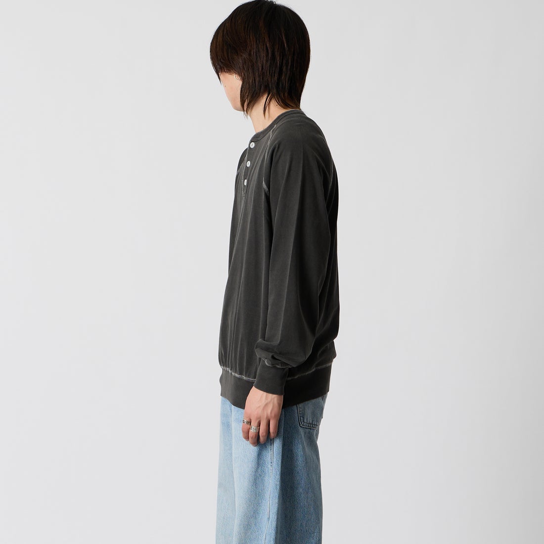 Health knit [ヘルスニット] ピグメント染め ヘンリーネックラグランTシャツ [HR26F-M353] 06 CHARCOA &&モデル身長：177cm 着用サイズ：M&&