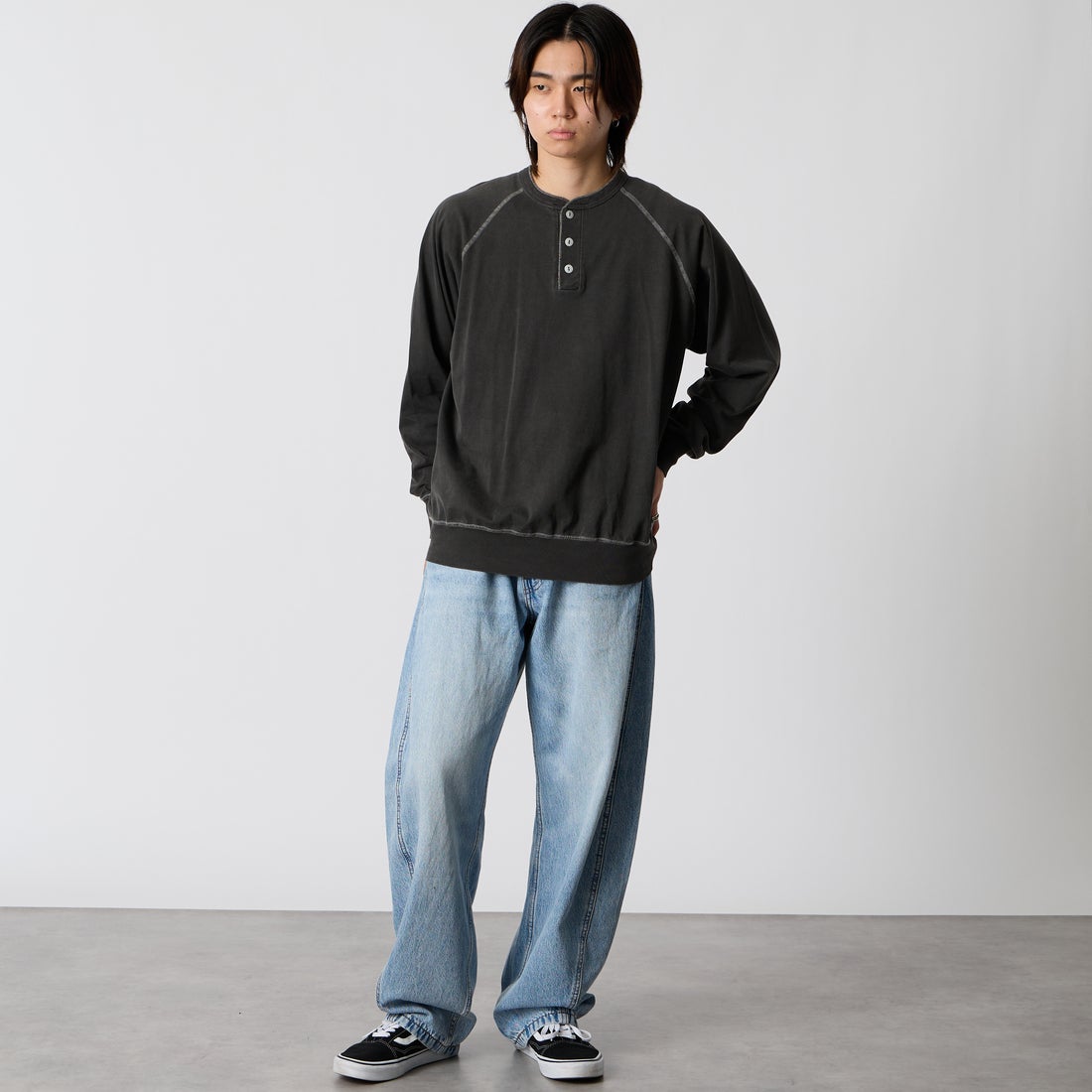 Health knit [ヘルスニット] ピグメント染め ヘンリーネックラグランTシャツ [HR26F-M353] 06 CHARCOA &&モデル身長：177cm 着用サイズ：M&&